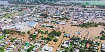 В Квинсленде пропали без вести двое туристов, населенные пункты борются с масштабным наводнением.