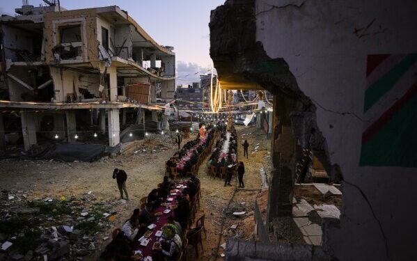 США и Израиль наносят удары по Ирану, а Трамп сигнализирует о готовности к переговорам с новыми лидерами после смерти Хаменеи. США и Израиль наносят удары по Ирану, а Трамп сигнализирует о готовности к переговорам с новыми лидерами после смерти Хаменеи.