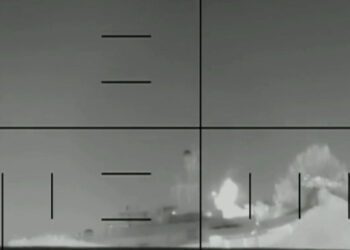 Американская подводная лодка потопила иранский военный корабль в международных водах, что стало первым подобным случаем со времен Второй мировой войны.