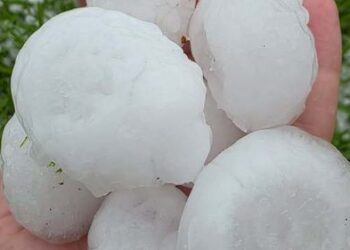 Из-за «очень опасного» шторма в некоторых районах Сиднея выпал град размером с мяч для гольфа.