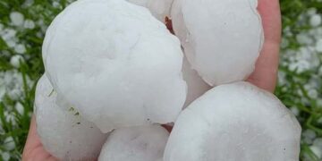 Из-за «очень опасного» шторма в некоторых районах Сиднея выпал град размером с мяч для гольфа.