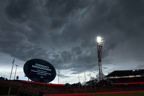 Из-за «очень опасного» шторма в некоторых районах Сиднея выпал град размером с мяч для гольфа.