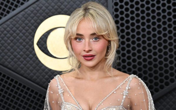 Посмотрите, как Сабрина Карпентер танцует под Bad Bunny в футболке Лионеля Месси перед аргентинским фестивалем Lollapalooza: «Оле-оле-оле»