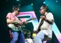 Группа Weezer дала акустический концерт на крыше в Венис-Бич после объявления о начале тура.