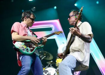 Группа Weezer дала акустический концерт на крыше в Венис-Бич после объявления о начале тура.