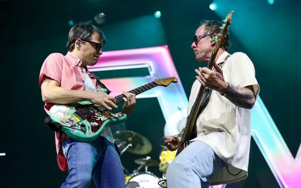 Группа Weezer дала акустический концерт на крыше в Венис-Бич после объявления о начале тура. Группа Weezer дала акустический концерт на крыше в Венис-Бич после объявления о начале тура.