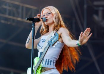 Группа Wet Leg блестяще исполнила треки про увлажняющий крем на премьере британского сезона «SNL».