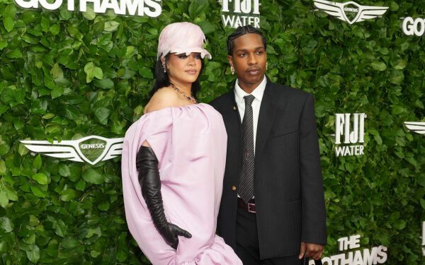 Женщина арестована за стрельбу в доме Рианны в Лос-Анджелесе. Женщина арестована за стрельбу в доме Рианны в Лос-Анджелесе.