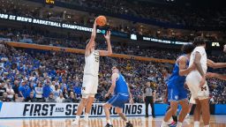 Мама Якселя Лендеборга практически силой привела его к баскетбольной славе. Пока она борется с раком, он отплачивает ей за это. Мама Якселя Лендеборга практически силой привела его к баскетбольной славе. Пока она борется с раком, он отплачивает ей за это.