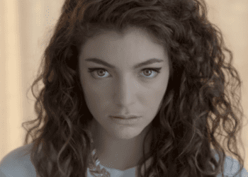 Её можно называть королевой пчел: дебютный сингл Лорд «Royals» вошёл в клуб YouTube с миллиардом просмотров.