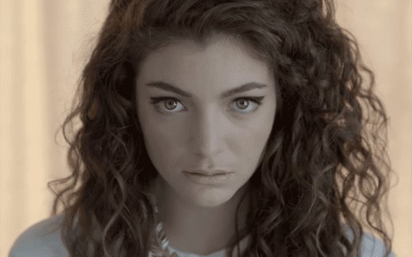 Её можно называть королевой пчел: дебютный сингл Лорд «Royals» вошёл в клуб YouTube с миллиардом просмотров.