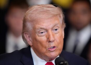 Зеленский заявил, что не хочет ремонтировать трубопровод, по которому российская нефть поступает в Центральную Европу.