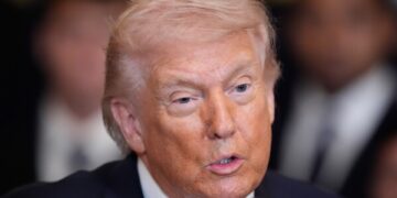 Зеленский заявил, что не хочет ремонтировать трубопровод, по которому российская нефть поступает в Центральную Европу.