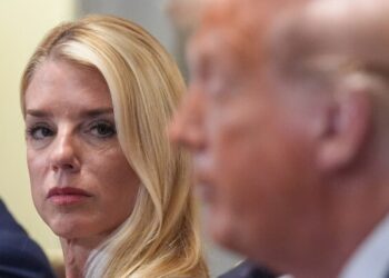 По данным источников AP, один член экипажа спасен после того, как американский истребитель был сбит в Иране.