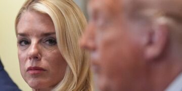 По данным источников AP, один член экипажа спасен после того, как американский истребитель был сбит в Иране.