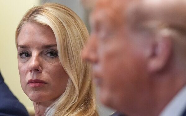 По данным источников AP, один член экипажа спасен после того, как американский истребитель был сбит в Иране. По данным источников AP, один член экипажа спасен после того, как американский истребитель был сбит в Иране.