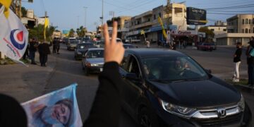 Вступает в силу согласованное Израилем и Ливаном десятидневное перемирие.