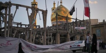 Двенадцатичасовая поездка по Ирану позволяет увидеть разрушения, непокорность и повседневную жизнь страны.