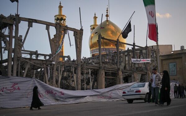 Двенадцатичасовая поездка по Ирану позволяет увидеть разрушения, непокорность и повседневную жизнь страны. Двенадцатичасовая поездка по Ирану позволяет увидеть разрушения, непокорность и повседневную жизнь страны.