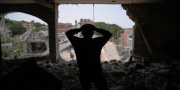 В Ливане сохраняется хрупкое затишье, поскольку перемирие, достигнутое при посредничестве США, сохраняется, и семьи возвращаются домой.