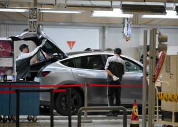 В Пекине человекоподобный робот одержал победу, побив мировой рекорд в полумарафоне среди людей.