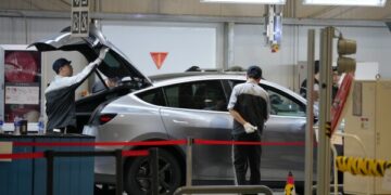 В Пекине человекоподобный робот одержал победу, побив мировой рекорд в полумарафоне среди людей.