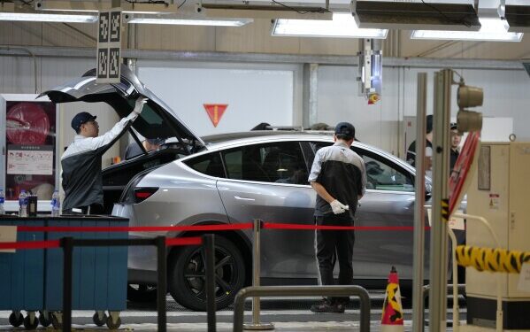 В Пекине человекоподобный робот одержал победу, побив мировой рекорд в полумарафоне среди людей.