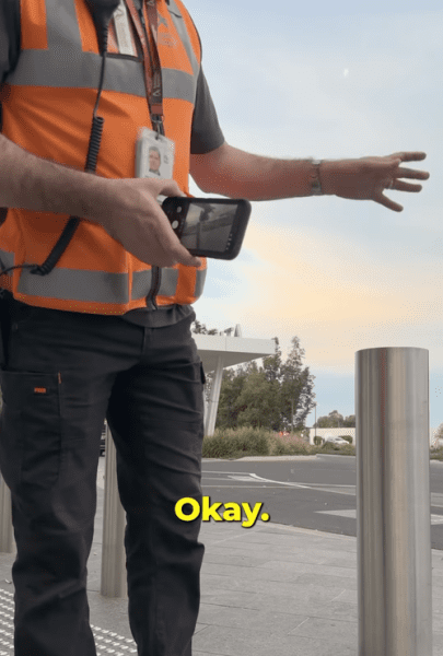 Аэропорт Аделаиды принес извинения после того, как пассажиру в инвалидной коляске пригрозили штрафом за место посадки.