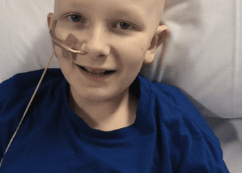 Семья из Аделаиды вынуждена собирать средства на спасительную терапию рака для своего мальчика с помощью краудфандинга после того, как обещание не было выполнено.