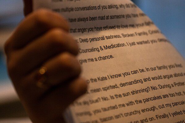 Усыновленные и запертые: детям обещали «вечный дом», но вместо этого их помещают в коммерческие учреждения.