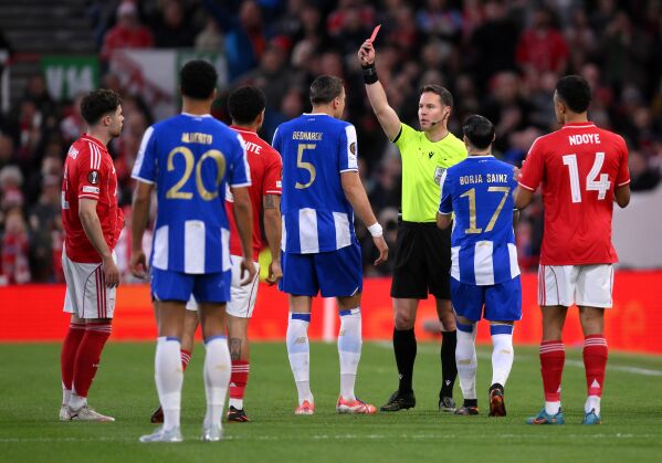 Авиакомпания добавляет двухъярусные кровати для пассажиров эконом-класса, но запрещает закуски, запахи и объятия.