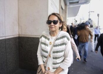 Мать предполагаемого двойного убийцы обвинена в попытке повлиять на ключевого свидетеля.