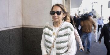 Мать предполагаемого двойного убийцы обвинена в попытке повлиять на ключевого свидетеля.