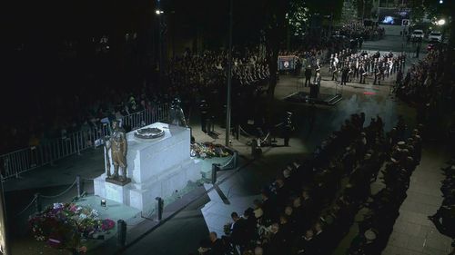 «Ужасно»: бунт омрачил утренние службы в честь Дня АНЗАК в Сиднее и Мельбурне.