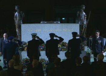 «Ужасно»: бунт омрачил утренние службы в честь Дня АНЗАК в Сиднее и Мельбурне.