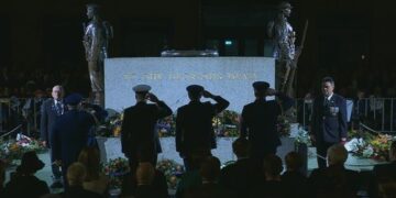 «Ужасно»: бунт омрачил утренние службы в честь Дня АНЗАК в Сиднее и Мельбурне.