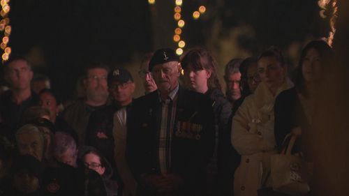 «Ужасно»: бунт омрачил утренние службы в честь Дня АНЗАК в Сиднее и Мельбурне.