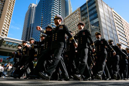 «Ужасно»: бунт омрачил утренние службы в честь Дня АНЗАК в Сиднее и Мельбурне.