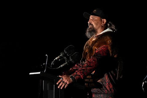 «Ужасно»: бунт омрачил утренние службы в честь Дня АНЗАК в Сиднее и Мельбурне.