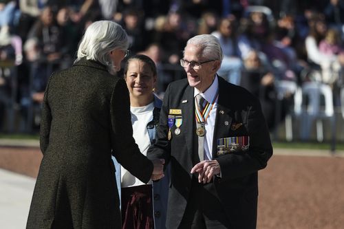 «Ужасно»: бунт омрачил утренние службы в честь Дня АНЗАК в Сиднее и Мельбурне.