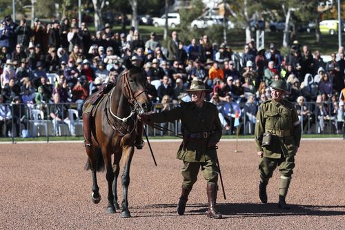 «Ужасно»: бунт омрачил утренние службы в честь Дня АНЗАК в Сиднее и Мельбурне.