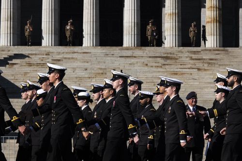 «Ужасно»: бунт омрачил утренние службы в честь Дня АНЗАК в Сиднее и Мельбурне.