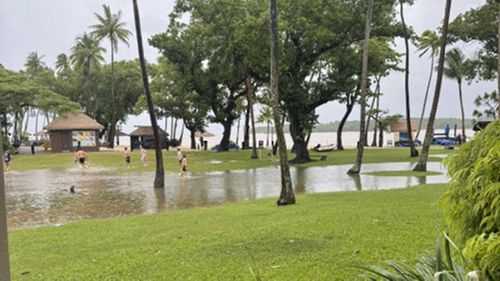 Австралийцы оказались в ловушке на Фиджи из-за разрушительного циклона: «Не чувствовали себя в безопасности».