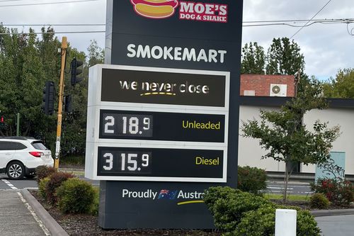 Австралия заключила соглашение с Сингапуром о поставках топлива. Но почему цены по-прежнему высоки?