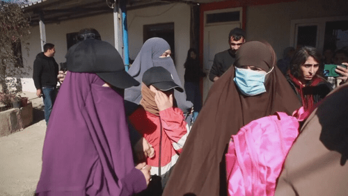 Австралийские женщины и дети покидают сирийский лагерь в надежде вернуться домой.