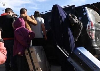 Австралийские женщины и дети покидают сирийский лагерь в надежде вернуться домой.