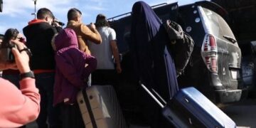 Австралийские женщины и дети покидают сирийский лагерь в надежде вернуться домой.