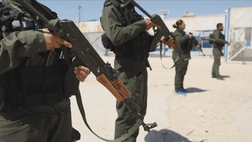 Австралийские женщины и дети покидают сирийский лагерь в надежде вернуться домой.