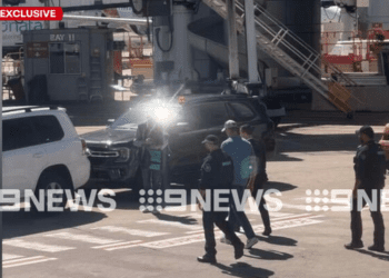 Бен Робертс-Смит прибыл в тюрьму Силверуотер после предъявления ему обвинений. Бен Робертс-Смит прибыл в тюрьму Силверуотер после предъявления ему обвинений.