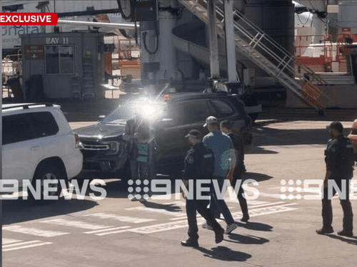 Бен Робертс-Смит прибыл в тюрьму Силверуотер после предъявления ему обвинений. Бен Робертс-Смит прибыл в тюрьму Силверуотер после предъявления ему обвинений.